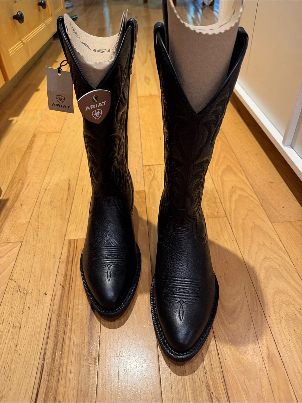 NWT Men’s Ariat size 8.5 D  Black Leather Cowboy Boots